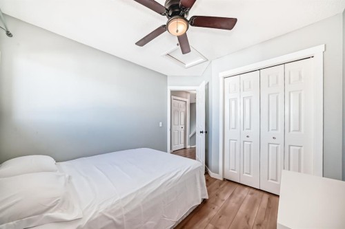 93 Evansford Circle Nw, Calgary, AB - Indoor Photo Showing Bedroom