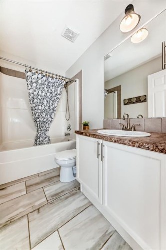 93 Evansford Circle Nw, Calgary, AB - Indoor Photo Showing Bathroom