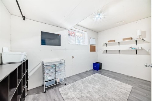 93 Evansford Circle Nw, Calgary, AB - Indoor Photo Showing Other Room