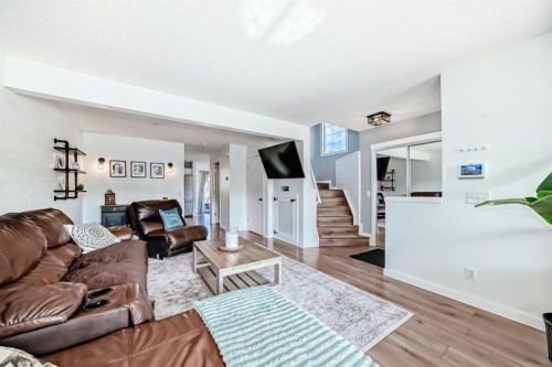 93 Evansford Circle Nw, Calgary, AB - Indoor Photo Showing Living Room