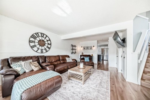93 Evansford Circle Nw, Calgary, AB - Indoor Photo Showing Living Room