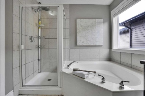 274 Everoak Drive Sw, Calgary, AB - Indoor Photo Showing Bathroom
