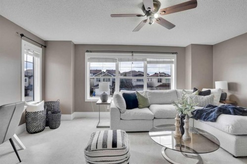 274 Everoak Drive Sw, Calgary, AB - Indoor Photo Showing Living Room