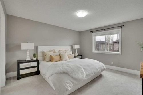 274 Everoak Drive Sw, Calgary, AB - Indoor Photo Showing Bedroom