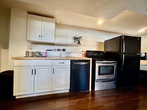 147 Falchurch Crescent Ne, Calgary, AB - Indoor Photo Showing Kitchen