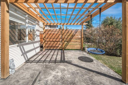 32 Cougarstone Square Sw, Calgary, AB - 