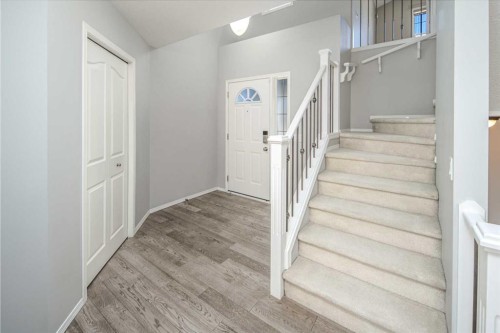32 Cougarstone Square Sw, Calgary, AB - Indoor Photo Showing Other Room