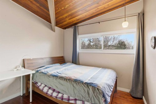 4008 36 Street Nw, Calgary, AB - Indoor Photo Showing Bedroom