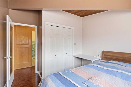 4008 36 Street Nw, Calgary, AB - Indoor Photo Showing Bedroom