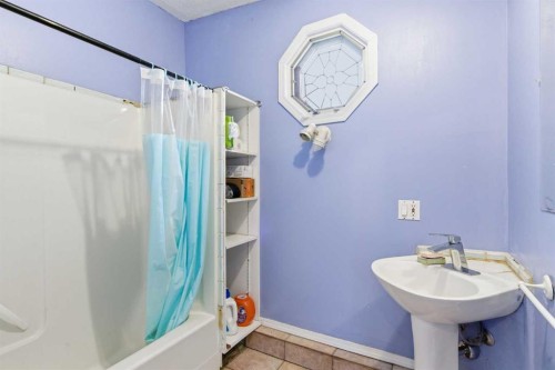 4008 36 Street Nw, Calgary, AB - Indoor Photo Showing Bathroom