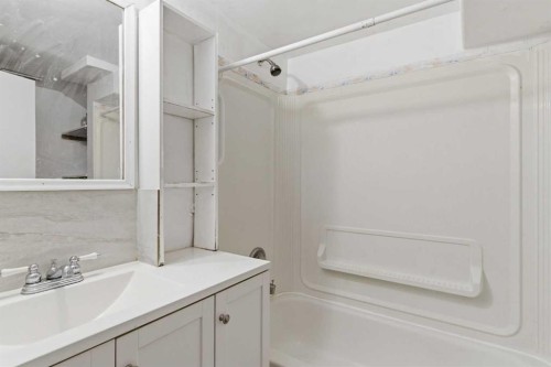 4008 36 Street Nw, Calgary, AB - Indoor Photo Showing Bathroom