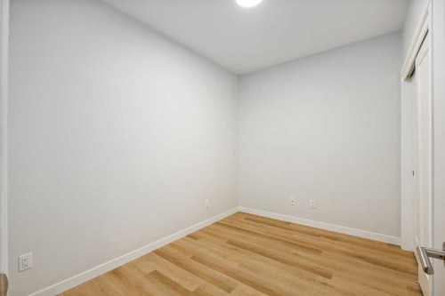 101-200 Shawnee Square Sw, Calgary, AB - Indoor Photo Showing Other Room