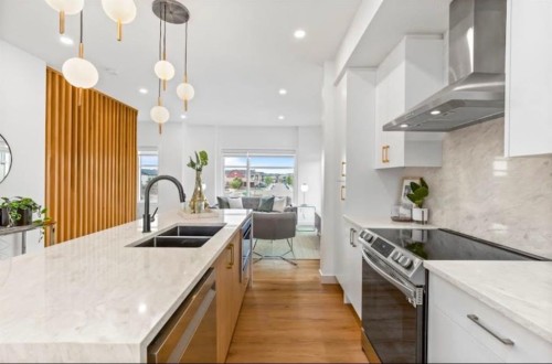 1001-200 Belvedere Boulevard Se, Calgary, AB - Indoor Photo Showing Kitchen With Double Sink With Upgraded Kitchen