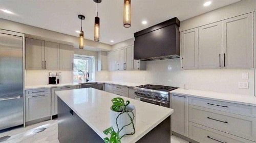 1423 18 Street Ne, Calgary, AB - Indoor Photo Showing Kitchen With Upgraded Kitchen