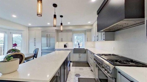 1423 18 Street Ne, Calgary, AB - Indoor Photo Showing Kitchen With Upgraded Kitchen