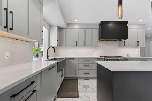 1423 18 Street Ne, Calgary, AB - Indoor Photo Showing Kitchen With Upgraded Kitchen