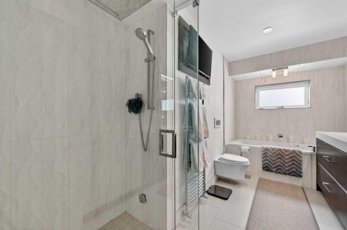 1423 18 Street Ne, Calgary, AB - Indoor Photo Showing Bathroom