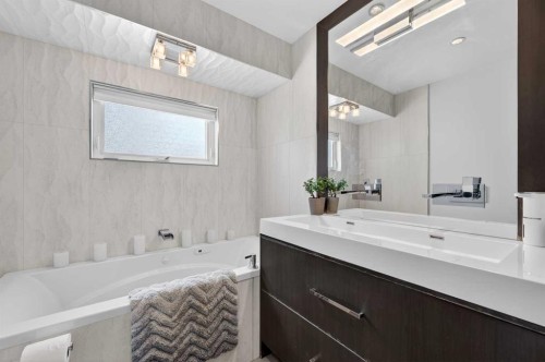 1423 18 Street Ne, Calgary, AB - Indoor Photo Showing Bathroom