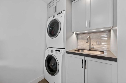 1423 18 Street Ne, Calgary, AB - Indoor Photo Showing Laundry Room