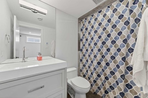 1423 18 Street Ne, Calgary, AB - Indoor Photo Showing Bathroom
