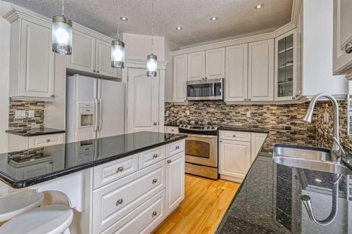 253 Patterson Boulevard Sw, Calgary, AB - Indoor Photo Showing Kitchen With Double Sink With Upgraded Kitchen