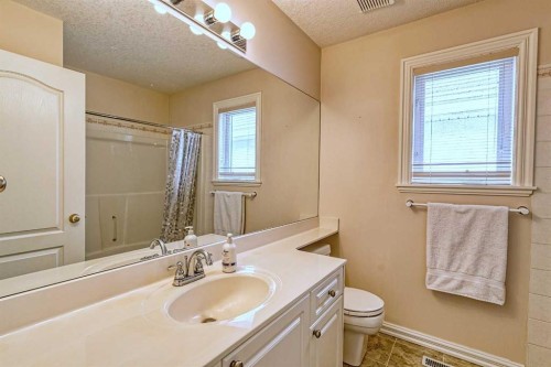 253 Patterson Boulevard Sw, Calgary, AB - Indoor Photo Showing Bathroom