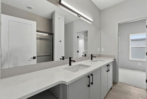 645 53 Avenue Sw, Calgary, AB - Indoor Photo Showing Bathroom