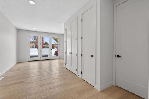 645 53 Avenue Sw, Calgary, AB - Indoor Photo Showing Other Room