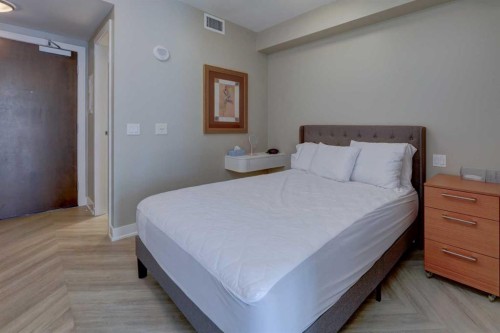 246-222 Riverfront Avenue Sw, Calgary, AB - Indoor Photo Showing Bedroom
