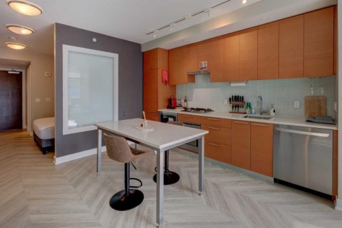246-222 Riverfront Avenue Sw, Calgary, AB - Indoor Photo Showing Kitchen