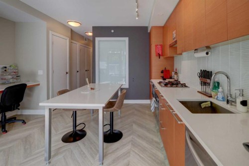 246-222 Riverfront Avenue Sw, Calgary, AB - Indoor Photo Showing Kitchen