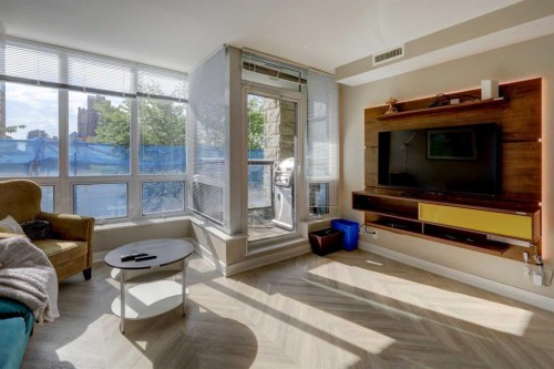 246-222 Riverfront Avenue Sw, Calgary, AB - Indoor Photo Showing Living Room