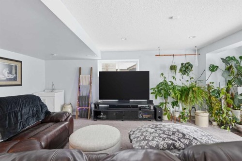 99 Sunset View, Cochrane, AB - Indoor Photo Showing Living Room