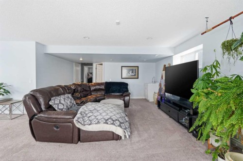 99 Sunset View, Cochrane, AB - Indoor Photo Showing Living Room