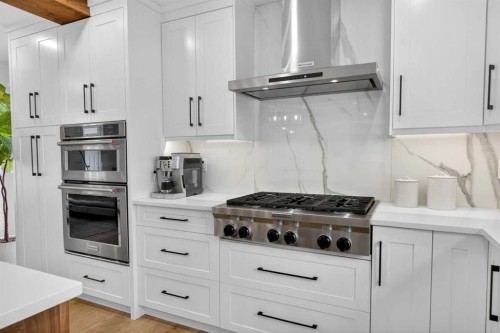 648 Willingdon Boulevard Se, Calgary, AB - Indoor Photo Showing Kitchen With Upgraded Kitchen