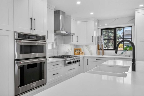 648 Willingdon Boulevard Se, Calgary, AB - Indoor Photo Showing Kitchen With Upgraded Kitchen