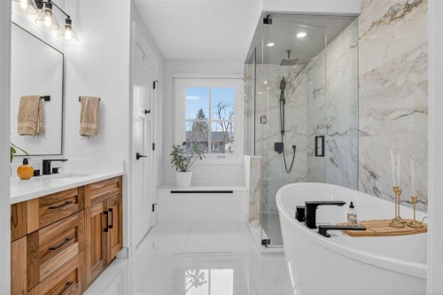 648 Willingdon Boulevard Se, Calgary, AB - Indoor Photo Showing Bathroom