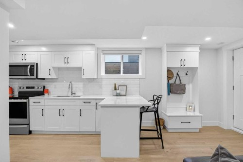 648 Willingdon Boulevard Se, Calgary, AB - Indoor Photo Showing Kitchen