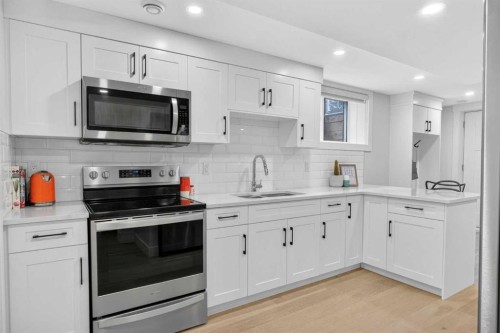 648 Willingdon Boulevard Se, Calgary, AB - Indoor Photo Showing Kitchen With Upgraded Kitchen