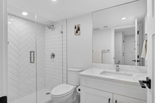 648 Willingdon Boulevard Se, Calgary, AB - Indoor Photo Showing Bathroom