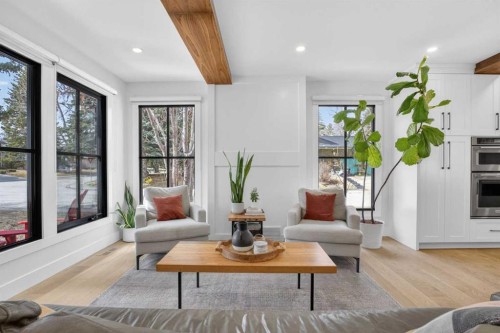 648 Willingdon Boulevard Se, Calgary, AB - Indoor Photo Showing Living Room