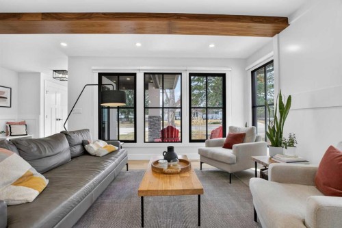 648 Willingdon Boulevard Se, Calgary, AB - Indoor Photo Showing Living Room