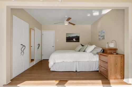 2507 Chicoutimi Drive Nw, Calgary, AB - Indoor Photo Showing Bedroom