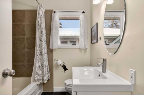 2507 Chicoutimi Drive Nw, Calgary, AB - Indoor Photo Showing Bathroom