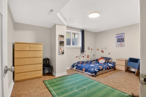 2507 Chicoutimi Drive Nw, Calgary, AB - Indoor Photo Showing Bedroom