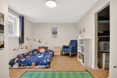 2507 Chicoutimi Drive Nw, Calgary, AB - Indoor Photo Showing Bedroom