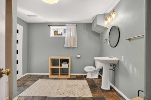 2507 Chicoutimi Drive Nw, Calgary, AB - Indoor Photo Showing Bathroom