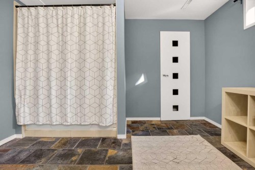 2507 Chicoutimi Drive Nw, Calgary, AB - Indoor Photo Showing Other Room