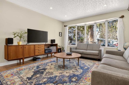 2507 Chicoutimi Drive Nw, Calgary, AB - Indoor Photo Showing Living Room