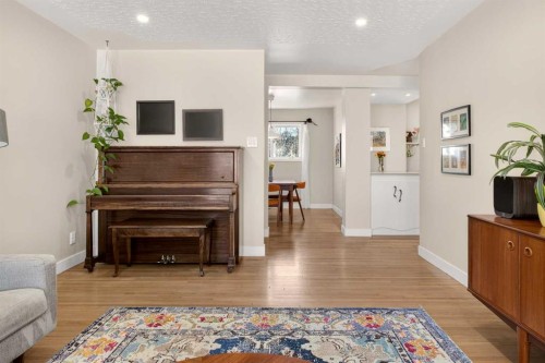 2507 Chicoutimi Drive Nw, Calgary, AB - Indoor Photo Showing Living Room